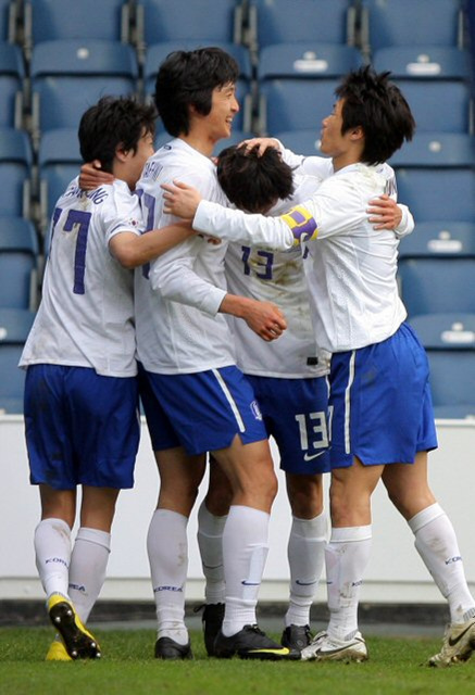 3일(현지시간) 영국 로프터스 로드 스타디움에서 열린 한국과 코트디부아르 축구대표팀 친선경기를 마친 곽태휘가 골을 성공시킨 뒤 동료들의 축하를 받고 있다. 한국 2-0 승리.