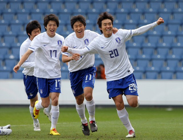 3일 오후 영국 런던 로프터스 로드 스타디움에서 열린 한국 대 코트디부아르의 축구 평가전에서 이동국이 선취골을 성공시킨 후 환호하고 있다.