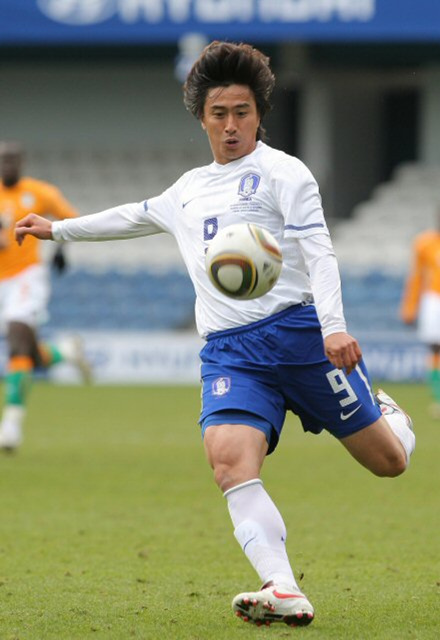 3일(현지시간) 영국 로프터스 로드 스타디움에서 열린 한국과 코트디부아르 축구대표팀 친선경기에서 안정환이 슛을 시도하고 있다.