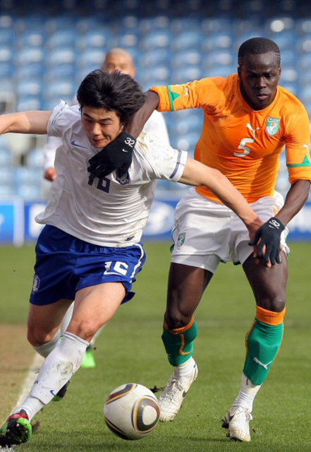 3일(현지시간) 영국 로프터스 로드 스타디움에서 열린 한국과 코트디부아르 축구대표팀 친선경기에서 기성용이 마크와 볼다툼을 하고 있다.