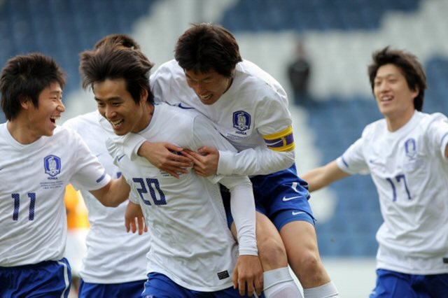 3일 오후 영국 런던 로프터스 로드 스타디움에서 열린 한국 대 코트디부아르의 축구 평가전에서 이동국이 선취골을 성공시킨 후 선수들과 함께 기뻐하고 있다.