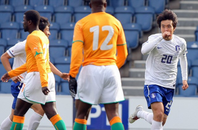 3일(현지시간) 영국 로프터스 로드 스타디움에서 열린 한국과 코트디부아르 축구대표팀 친선경기에서 이동국이 선취골을 뽑아낸 뒤 환호하고 있다.