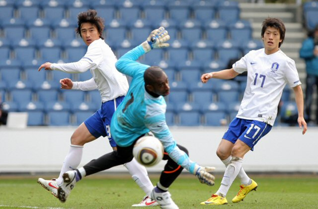 3일(현지시간) 영국 로프터스 로드 스타디움에서 열린 한국과 코트디부아르 축구대표팀 친선경기에서 안정환이 헤딩슛을 시도하고 있다.