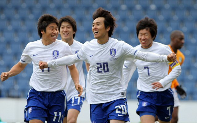3일 오후 영국 런던 로프터스 로드 스타디움에서 열린 한국 대 코트디부아르의 축구 평가전에서 이동국이 선취골을 성공시킨 후 환호하고 있다.
