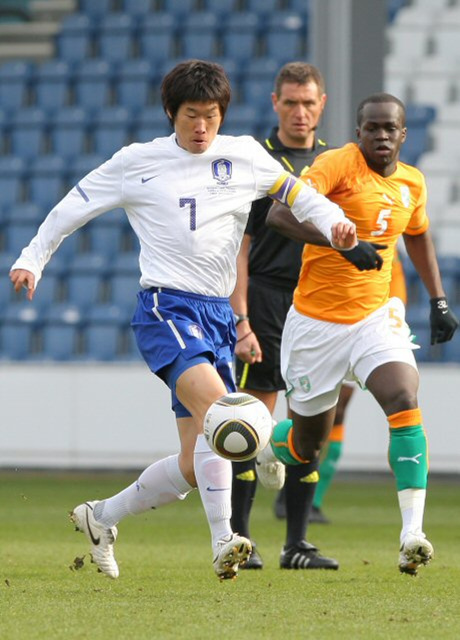 3일 오후 영국 런던 로프터스 로드 스타디움에서 열린 한국 대 코트디부아르의 축구 평가전에서 박지성이 돌파를 시도하고 있다.