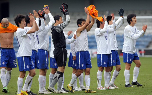 3일(현지시간) 영국 로프터스 로드 스타디움에서 열린 한국과 코트디부아르 축구대표팀 친선경기에서 승리한 선수들이 팬들에게 인사를 하고 있다. 한국 2-0 승.