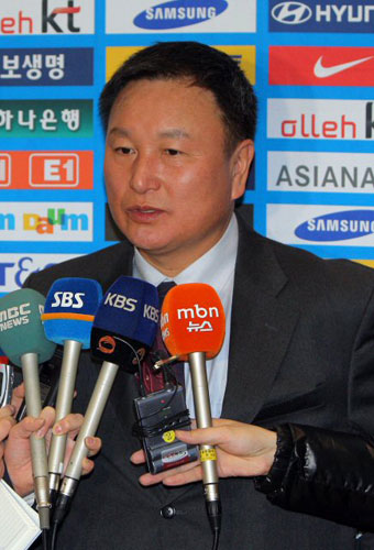 코트디부아르와의 친선경기를 승리로 이끈 축구대표팀 허정무 감독이 4일 오후 인천국제공항을 통해 입국, 인터뷰를 하고 있다.