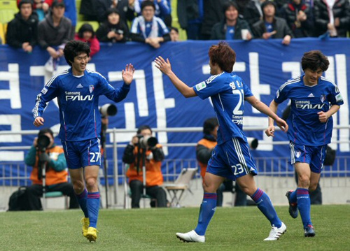 6일 수원월드컵경기장에서 열린 프로축구 수원 개막전 부산 아이파크와 수원 삼성의 경기 후반전 3대1로 앞선 상황에서 네번째 골을 넣은 수원 삼성 서동현(왼쪽)이 동료 양준아와 함께 기뻐하고 있다.
