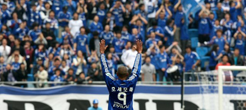 6일 수원월드컵경기장에서 열린 프로축구 수원 개막전 부산 아이파크와 수원 삼성의 경기 전반전 1대1 동점 상황에서 역전골을 성공시킨 수원 호세모따가 팬들과 함께 기뻐하고 있다.