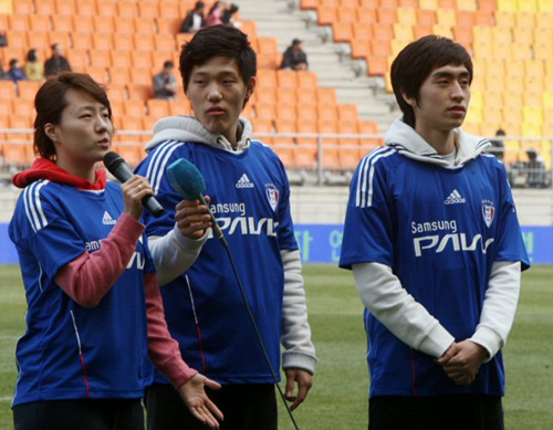 6일 수원월드컵경기장에서 열린 프로축구 수원 개막전 부산 아이파크와 수원 삼성의 경기에서 밴쿠버 동계올림픽 스피드스케이팅의 금메달리스트 이상화.모태범.이승훈(왼쪽부터) 선수가 시축에 앞서 팬들에게 인사하고 있다.