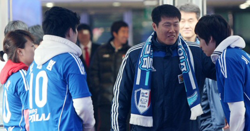 6일 수원월드컵경기장에서 열린 프로축구 수원 개막전 부산 아이파크와 수원 삼성의 경기에서 밴쿠버 동계올림픽 스피드스케이팅의 금메달리스트 모태범.이상화.이승훈 선수가 수원 삼성 차범근 감독과 인사를 나누고 있다.
