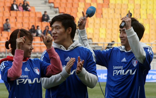 6일 수원월드컵경기장에서 열린 프로축구 수원 개막전 부산 아이파크와 수원 삼성의 경기에서 밴쿠버 동계올림픽 스피드스케이팅의 금메달리스트 이상화.모태범.이승훈(왼쪽부터) 선수가 시축에 앞서 팬들에게 인사하고 있다.