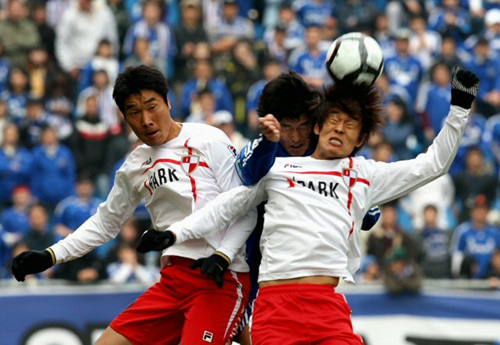 6일 수원월드컵경기장에서 열린 프로축구 수원 개막전 부산 아이파크와 수원 삼성의 경기에서 수원 서동현(가운데)과 부산 정성훈(왼쪽), 유호준이 공중 볼 다툼을 벌이고 있다.