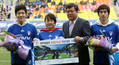 6일 수원월드컵경기장에서 열린 프로축구 수원 개막전 부산 아이파크와 수원 삼성의 경기에서 밴쿠버 동계올림픽 스피드스케이팅의 금메달리스트 모태범.이상화.이승훈(왼쪽부터) 선수가 시축에 앞서 꽃다발을 받고 있다.