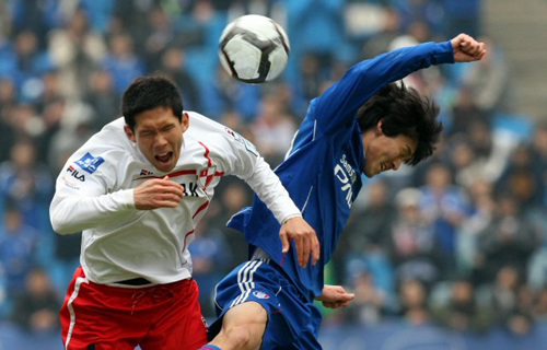 6일 수원월드컵경기장에서 열린 프로축구 수원 개막전 부산 아이파크와 수원 삼성의 경기에서 수원 서동현(오른쪽)과 부산 이정호가 공중 볼 다툼을 벌이고 있다. 수원 4대3 승.