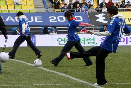 6일 수원월드컵경기장에서 열린 프로축구 수원 개막전 부산 아이파크와 수원 삼성의 경기에서 밴쿠버 동계올림픽 스피드스케이팅의 금메달리스트 모태범.이상화.이승훈(왼쪽부터) 선수가 시축을 하고 있다.
