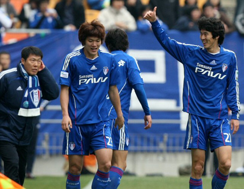 6일 수원월드컵경기장에서 열린 프로축구 수원 개막전 부산 아이파크와 수원 삼성의 경기 후반전 3대1로 앞선 상황에서 네번째 골을 넣은 수원 삼성 서동현(오른쪽)이 기뻐하고 있다. 수원 4대3 승.