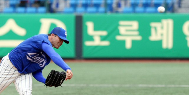 7일 광주 무등경기장에서 벌어진 프로야구 시범경기 KIA 타이거즈와 삼성 라이온즈의 경기에 선발 등판한 삼성 투수 나이트가 힘차게 공을 뿌리고 있다.
