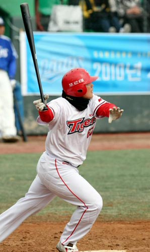 7일 광주 무등경기장에서 열린 2010 프로야구 시범경기 기아 타이거즈-삼성 라이온즈 경기, 기아 5번타자 이종환이 7회말 2사 1, 2루 상황에서 2루타를 치고 있다.