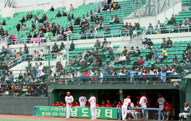 7일 광주 무등경기장에서 벌어진 프로야구 시범경기 KIA 타이거즈와 삼성 라이온즈의 경기에 많은 관중들이 찾아 야구 인기를 실감케 하고 있다.