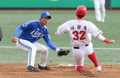 7일 광주 무등경기장에서 열린 2010 프로야구 시범경기 기아 타이거즈-삼성 라이온즈 경기, 기아 1루 주자 이성우(오른쪽)가 2루 도루를 시도하다 태그 아웃되고 있다.