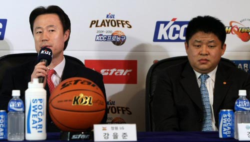 8일 서울 논현동 KBL센터에서 열린 2009-2010 KBL 플레이오프 미디어데이 행사에서 6강 플레이오프에서 격돌할 LG 강을준, 동부 강동희 감독이 출사표를 던지고 있다.
