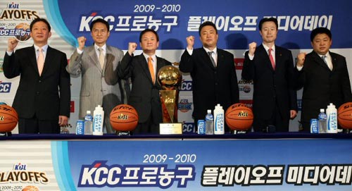 8일 서울 논현동 KBL센터에서 열린 2009-2010 KBL 플레이오프 미디어데이 행사에서 6강 플레이오프에서 우승컵을 놓고 격돌할 각팀의 감독들이 선전을 다짐하고 있다. (왼쪽부터) 허재 KCC감독, 안준호 삼성 감독, 유재한 모비스 감독, 전창진 KT 감독, 강을준 LG 감독, 강동희 동부 감독.