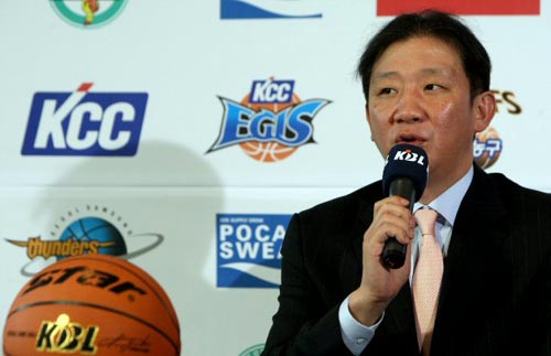 8일 서울 논현동 KBL센터에서 열린 2009-2010 KBL 플레이오프 미디어데이 행사에서 KCC의 허재 감독이 6강 플레이오프 경기를 앞두고 출사표를 던지고 있다.