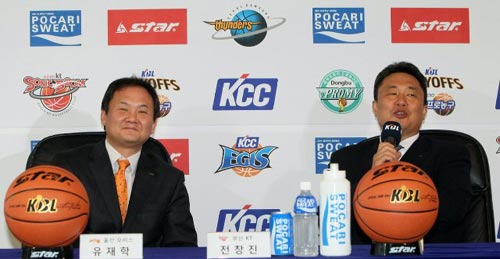 8일 서울 논현동 KBL센터에서 열린 2009-2010 KBL 플레이오프 미디어데이 행사에서 40년에 가까운 우정을 넘어 우승을 두고 격돌한 유재학 모비스 감독과 전창진 KT 감독이 서로의 출사표를 듣다 웃고 있다.