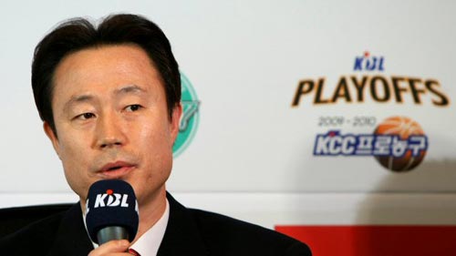 8일 서울 논현동 KBL센터에서 열린 2009-2010 KBL 플레이오프 미디어데이 행사에서 LG의 강을준 감독이 6강 플레이오프 경기를 앞두고 출사표를 던지고 있다.