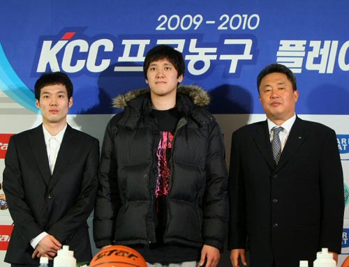 8일 서울 논현동 KBL센터에서 열린 2009-2010 KBL 플레이오프 미디어데이에서 정규시즌 MVP인 울산 모비스의 함지훈(가운데)와 신인상을 수상한 인천 전자랜드의 박성진(왼쪽) , 감독상을 수상한 부산 KT의 전창진 감독이 취재진을 향해 포즈를 취하고 있다.