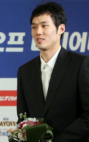 KBL 전자랜드의 박성진이 8일 서울 논현동 KBL센터에서 열린 2009-2010 KBL 플레이오프 미디어데이에서 신인상을 수상하고 있다.