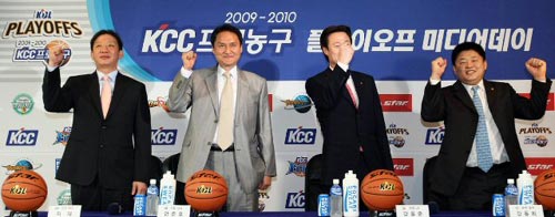 8일 서울 논현동 KBL센터에서 열린 2009-2010 KBL 플레이오프 미디어데이 행사에서 6강 플레이오프에서 격돌할 KCC 허재, 삼성 안준호, LG 강을준, 동부 강동희 감독(왼쪽부터) 선전을 다짐하고 있다.