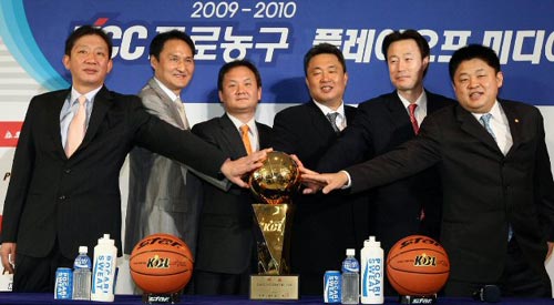 8일 서울 논현동 KBL센터에서 열린 2009-2010 KBL 플레이오프 미디어데이 행사에서 6강 플레이오프에서 우승컵을 놓고 격돌할 각팀의 감독들이 선전을 다짐하고 있다. (왼쪽부터) 허재 KCC감독, 안준호 삼성 감독, 유재학 모비스 감독, 전창진 KT 감독, 강을준 LG 감독, 강동희 동부 감독.
