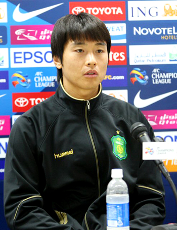 프로축구 전북 현대 이동국 선수가 일본 가시마 앤틀러스와의 경기에 앞서 8일 전주월드컵경기장에서 열린 기자회견에서 출전 소감을 밝히고 있다. K리그 챔피언 전북 현대와 J리그 챔피언 가시마 앤틀러스는 9일 오후 전주월드컵경기장에서 열리는 '2010 아시아축구연맹(AFC) 챔피언스리그'조별 예선에서 격돌한다.