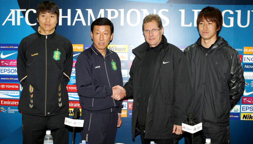 프로축구 전북 현대 최강희 감독(좌측에서 두번째)과 일본 가시마 앤틀러스 올리베이라 감독(좌측에서 세번째)이 8일 전주월드컵경기장에서 열린 기자회견에 앞서 악수를 하고 있다. K리그 챔피언 전북 현대와 J리그 챔피언 가시마 앤틀러스는 9일 오후 전주월드컵경기장에서 열리는 '2010 아시아축구연맹(AFC) 챔피언스리그'조별 예선에서 격돌한다.
