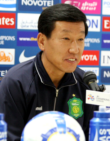 프로축구 전북 현대 최강희 감독이 일본 가시마 앤틀러스와의 경기에 앞서 8일 전주월드컵경기장에서 열린 기자회견에서 질문에 답변하고 있다. K리그 챔피언 전북 현대와 J리그 챔피언 가시마 앤틀러스는 9일 오후 전주월드컵경기장에서 열리는 '2010 아시아축구연맹(AFC) 챔피언스리그'조별 예선에서 격돌한다.
