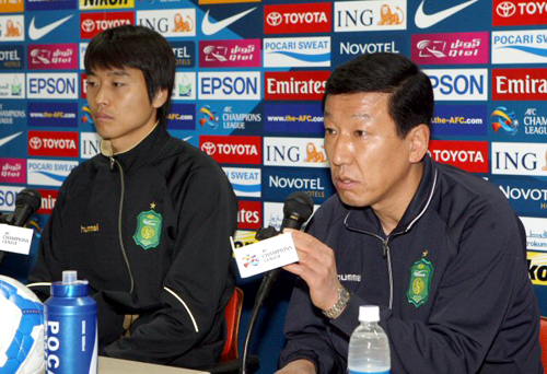 프로축구 전북 현대 최강희 감독과 이동국 선수(좌측)가 일본 가시마 앤틀러스와의 경기에 앞서 8일 전주월드컵경기장에서 열린 기자회견에서 질문에 답변하고 있다. K리그 챔피언 전북 현대와 J리그 챔피언 가시마 앤틀러스는 9일 오후 전주월드컵경기장에서 열리는 '2010 아시아축구연맹(AFC) 챔피언스리그'조별 예선에서 격돌한다.