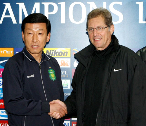 프로축구 전북 현대 최강희 감독과 일본 가시마 앤틀러스 올리베이라 감독이 8일 전주월드컵경기장에서 열린 기자회견에 앞서 악수를 하고 있다. K리그 챔피언 전북 현대와 J리그 챔피언 가시마 앤틀러스는 9일 오후 전주월드컵경기장에서 열리는 '2010 아시아축구연맹(AFC) 챔피언스리그'조별 예선에서 격돌한다.