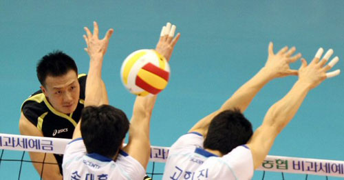 8일 대전 충무체육관에서 열린 남자프로배구 삼성화재와 신협상무의 경기. 신협 상무 양성만이 스파이크를 날리고 있다.