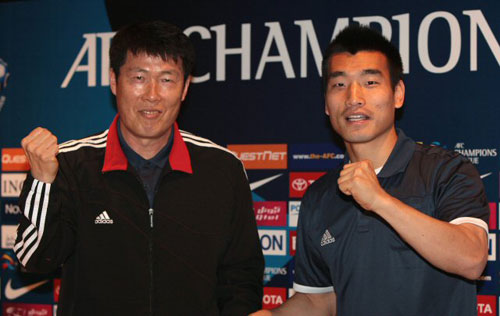 10일 싱가포르 암드포스 AFC(아시아축구연맹)챔피언스리그 경기를 벌이는 수원 삼성의 차범근 감독과 주장 조원희 선수가 9일 오후 싱가포르 아마라호텔에서 기자회견 후 승리를 다짐하고 있다.