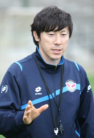 AFC챔피언스리그 지역예선 멜버른 빅토리와의 경기를 앞둔 성남 일화 신태용 감독이 8일 호주 멜버른에서 선수들의 훈련을 독려하고 있다.