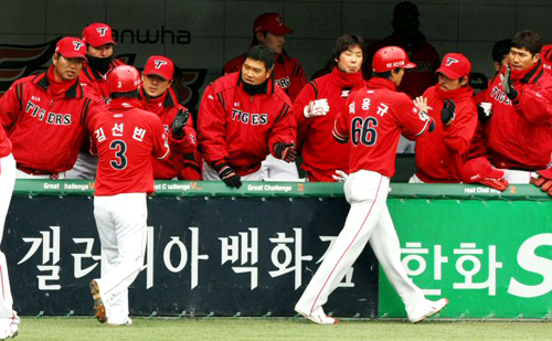 9일 대전 한밭야구장에서 열린 프로야구 한화와 KIA의 시범경기. 3회초 2사 만루 상황에서 기아 차일목의 안타 때 김선빈,최용규가 득점에 성공하고 있다.