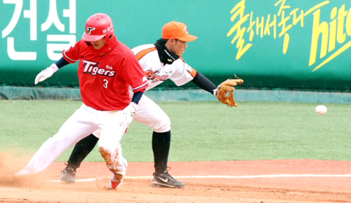 9일 대전 한밭야구장에서 열린 프로야구 한화와 KIA의 시범경기. 기아 김선빈이 6회초 1사에서 3루타를 친 뒤 베이스를 밟고 있다.