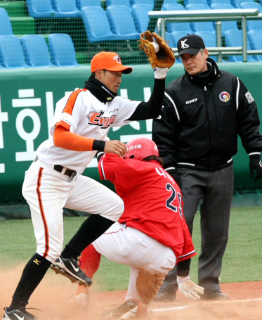 9일 대전 한밭야구장에서 열린 프로야구 한화와 KIA의 시범경기. 3회초 1사 1,2루 상황에서 기아 최희섭의 안타 때 1루에 있던 나지완이 3루까지 진루하고 있다.