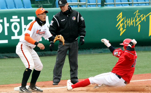 9일 대전 한밭야구장에서 열린 프로야구 한화와 KIA의 시범경기. 3회초 1사 1,2루 상황에서 기아 최희섭의 안타 때 1루에 있던 나지완이 3루까지 진루하고 있다.