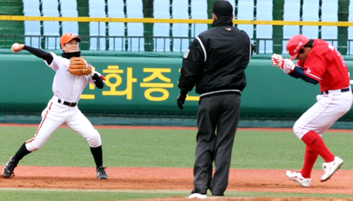 9일 대전 한밭야구장에서 열린 프로야구 한화와 KIA의 시범경기.기아 최희섭이 2회초 무사 1루에서 이종환의 땅볼 때 2루에서 아웃되고 있다.