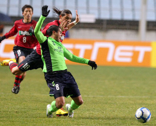 9일 전북 전주월드컵경기장에서 열린 프로축구 AFC 챔피언스리그 전북 현대와 가시마 앤틀러스의 경기에서 전북 에닝요가 가시마 마퀸호스의 파울로 넘어지고 있다.