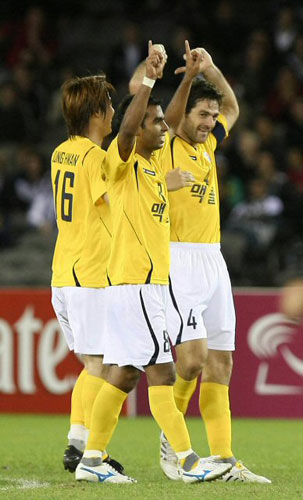 9일 호주 멜버른의 이티하드 스타디움에서 열린 멜버른 빅토리FC와 AFC 챔피언스리그 E조 조별리그(32강) 2차전에서 성남 일화 사샤가 골을 넣은 뒤 동료들과 세리머니를 하고 있다.