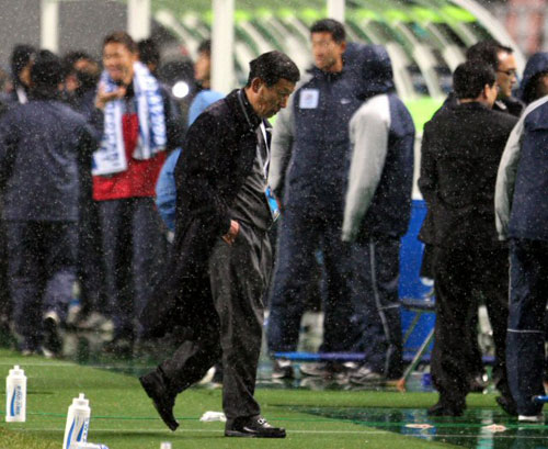 9일 전북 전주월드컵경기장에서 열린 프로축구 AFC 챔피언스리그 전북 현대와 가시마 앤틀러스의 경기. 전북이 2대1로 역전패한 뒤 최강희 감독이 경기장을 나서고 있다.